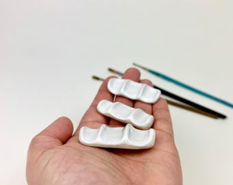 Soporte pequeño para pinceles de cerámica, ideal para artistas que trabajan con acuarelas.