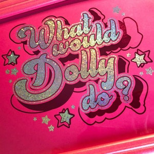 Que ferait Dolly ? Impression d'art sur feuille - décoration murale faite main - affiche inspirée de la musique country - dorures à chaud uniques roses scintillantes