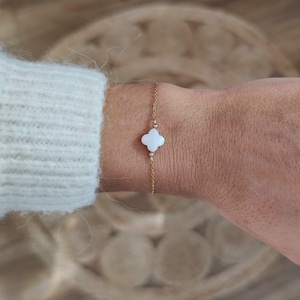 White mother-of-pearl clover bracelet