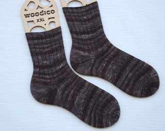 Warme handgestrickte Wollsocken mit einem Rippenmuster, braun, EU 44/45