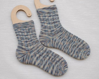 Handgestrickte warme Wollsocken mit einem Rippenmuster, bunt, blau, beige, weiß, Größe 38/39