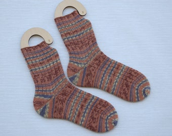 Handgestrickte Wollsocken mit einem Rippenmuster, braun, grau, gelb, Größe 42/43