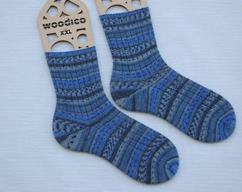 Handgestrickte Wollsocken mit einem Rippenmuster, blau, grau, Größe 44/45