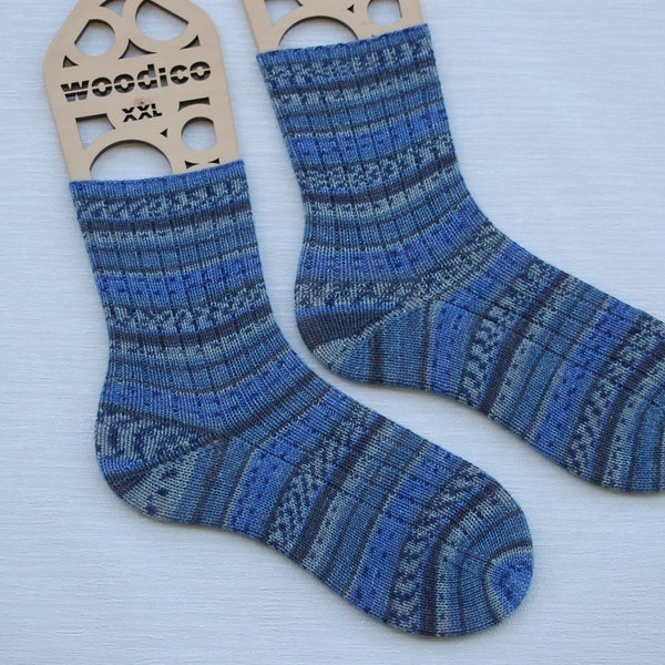 Handgestrickte Wollsocken mit einem Rippenmuster, blau, grau, Größe 44/45