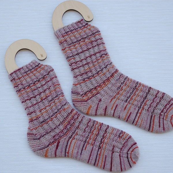 Handgestrickte Wollsocken mit einem Rippenmuster in Größe 40/41 rosa bordeux orange