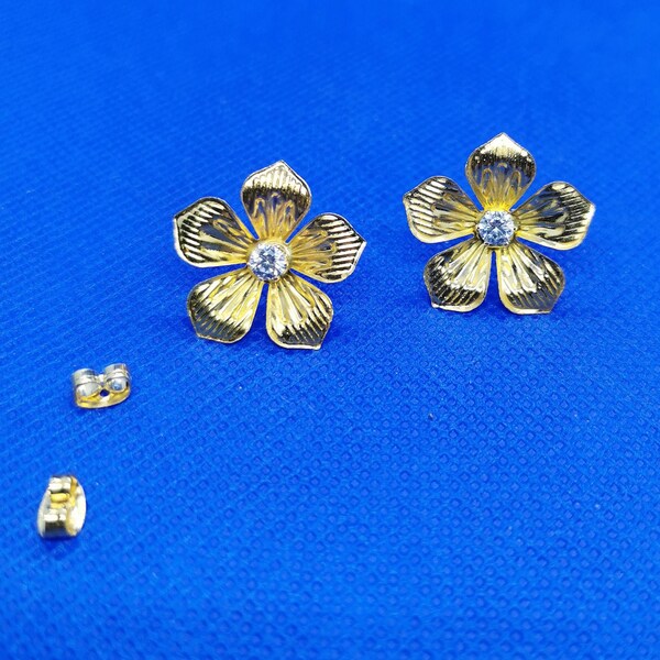 Golden Fashion Jewelry Flower Earring Studs with an 4mm Zirkonia Stone