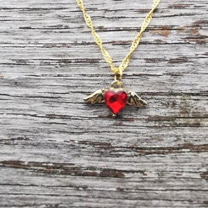 Nuevo collar dorado de Good Cause con colgante de ala de ángel en forma de corazón