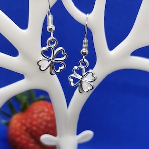 New Good Cause Silver/Silber Earring with a Lucky Four Leaf Clover / Kleebatt Charm