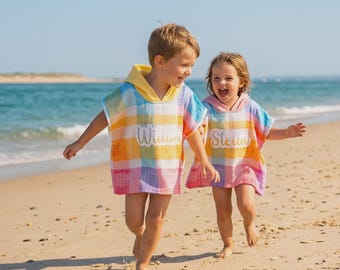 Spersonalizowany ręcznik-ponczo z kapturem i tęczową aplikacją dla malucha, narzutka na strój kąpielowy na plażę z imieniem