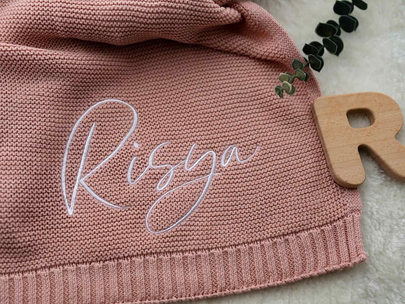 Gepersonaliseerde gebreide babydeken Borduurcadeau voor babyshower Kinderwagendeken Monogram pasgeboren babycadeau Roze zacht katoenen breisel afbeelding 1