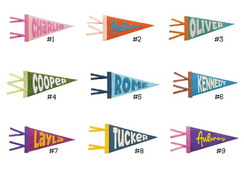 Puede incluir: Nueve banderines coloridos con nombres como "Charlie", "Madison" y "Oliver". Cada bander&iacute;n tiene un esquema de color diferente y un n&uacute;mero debajo. Las banderas triangulares tienen clavijas de madera y cintas.