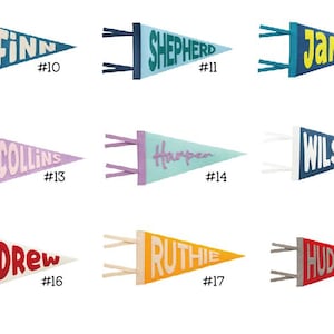 Puede incluir: Nueve banderines coloridos con nombres como Finn, Shepherd, James, Collins, Harper, Wilson, Drew, Ruthie y Hudson. Cada bander&iacute;n tiene un esquema de color diferente y un n&uacute;mero. Las banderas est&aacute;n dise&ntilde;adas con una est&eacute;tica cl&aacute;sica y vintage.