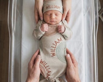 Conjunto personalizado de bata y gorro para bebé en tonos tierra – Conjunto minimalista para recién nacido en el hospital