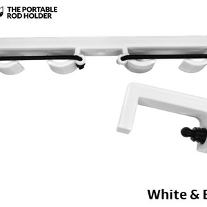 K&ouml;nnte beinhalten: Ein wei&szlig;er, tragbarer Rutenhalter mit vier runden Schlitzen und schwarzen elastischen Schn&uuml;ren, begleitet von einer wei&szlig;en C-Klemme mit einem schwarzen Feststellknopf. Der Text THE PORTABLE ROD HOLDER und White & Black ist sichtbar.