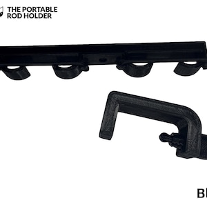 K&ouml;nnte beinhalten: Ein schwarzer, tragbarer Rutenhalter bestehend aus einer horizontalen Stange mit vier runden Clips und einer separaten C-Klemme mit Feststellschraube. Der Text THE PORTABLE ROD HOLDER und das Wort Black sind im Bild zu sehen.