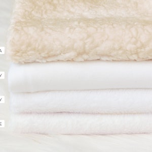 Puede incluir: Primer plano de cuatro muestras de tela diferentes. La muestra superior es una tela de vell&oacute;n/sherpa beige. La segunda muestra es una tela de punto blanco. La tercera muestra es una tela de minky blanco. La muestra inferior es una tela de vell&oacute;n blanco.
