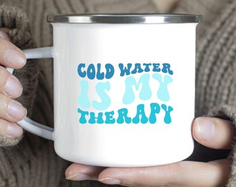 Dziki morski kubek emaliowany do pływania Zimna woda to moja terapia Kubek kempingowy Lodowy morski Pływak na świeżym powietrzu Zabawny cytat Dreszcz chłodu Gang suchych szlafroków