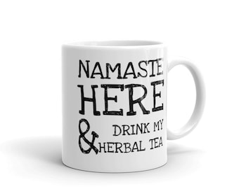 NAMASTE AQUÍ y bebe mi té de hierbas, regalo divertido para profesor de yoga, taza de yoga, tazas únicas, taza con cita, regalo para amantes del café, tazas con refranes