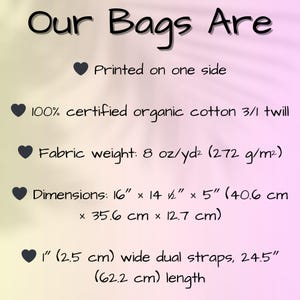 Może przedstawiać: Tekst na gradientowym tle z napisem &bdquo;Our Bags Are&rdquo;. Tekst opisuje torby jako zadrukowane z jednej strony, wykonane w 100% z certyfikowanej bawełny organicznej 3/1 twill, o gramaturze 272 g/m&sup2;. Wymiary: 40,6 cm x 35,6 cm x 12,7 cm z podw&oacute;jnymi paskami o szerokości 2,5 cm, długość 62,2 cm.