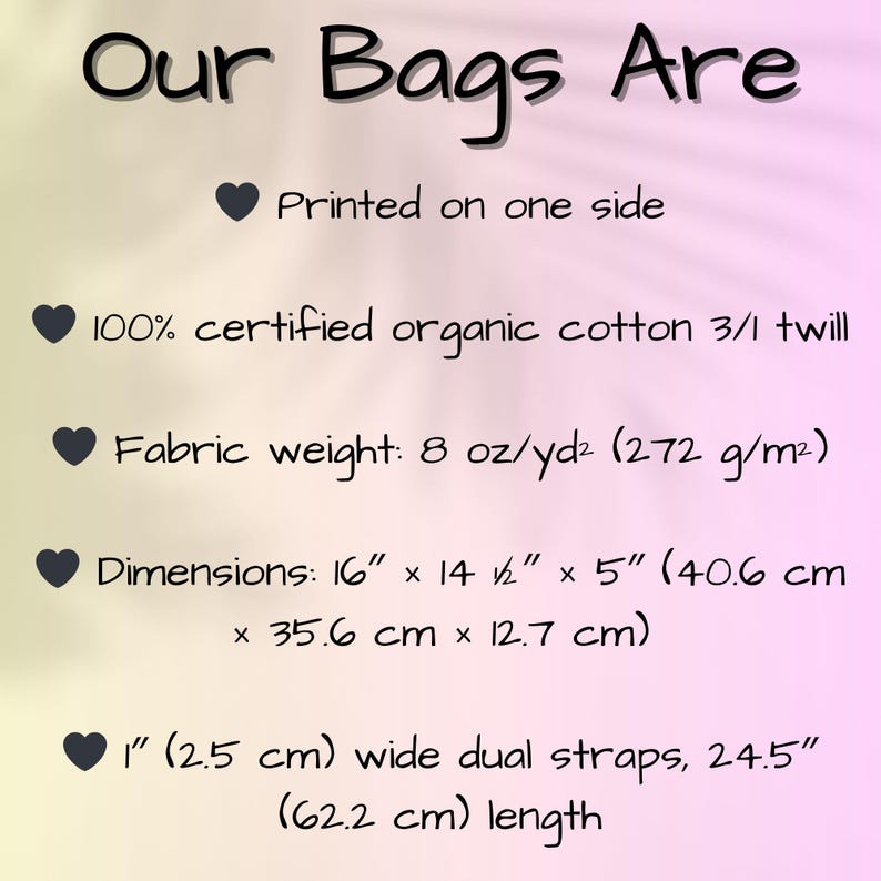Może przedstawiać: Tekst na gradientowym tle z napisem &bdquo;Our Bags Are&rdquo;. Tekst opisuje torby jako zadrukowane z jednej strony, wykonane w 100% z certyfikowanej bawełny organicznej 3/1 twill, o gramaturze 272 g/m&sup2;. Wymiary: 40,6 cm x 35,6 cm x 12,7 cm z podw&oacute;jnymi paskami o szerokości 2,5 cm, długość 62,2 cm.