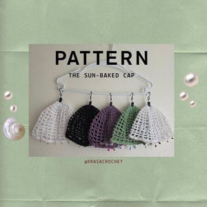 Peut inclure: Présentation de cinq bonnets crochetés blancs, noirs, violets, verts et blancs, suspendus à un cintre blanc. Les bonnets sont en maille ajourée avec des ornements perlés. Le texte sur l'image indique "PATTERN THE SUN-BAKED CAP" et "@KRASACROCHET".