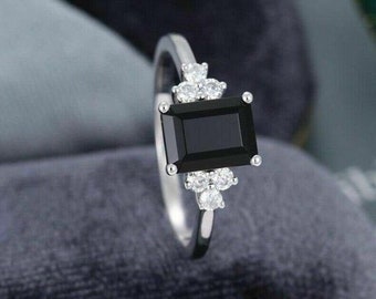 Conjunto de anillo de compromiso con diamante negro de laboratorio talla esmeralda: Anillo nupcial de plata de ley