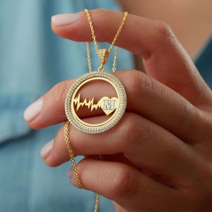 Collar con inicial en plata de ley • Joyas personalizadas • Collar con dije de latido del corazón grabable • Joyas con latido del corazón • Regalo de cumpleaños • Regalo para mamá