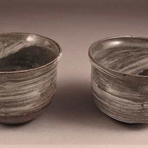 Fine Japanese Pair Tea Cups by Kuze Kyuho, Hakeme Finish, Tea Cup: 3 1/8" Dia x 2 1/4" High. Excellent Condition