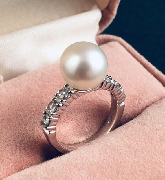 Very Fine Pearl Ring w/Diamonds 18K white Gold bas