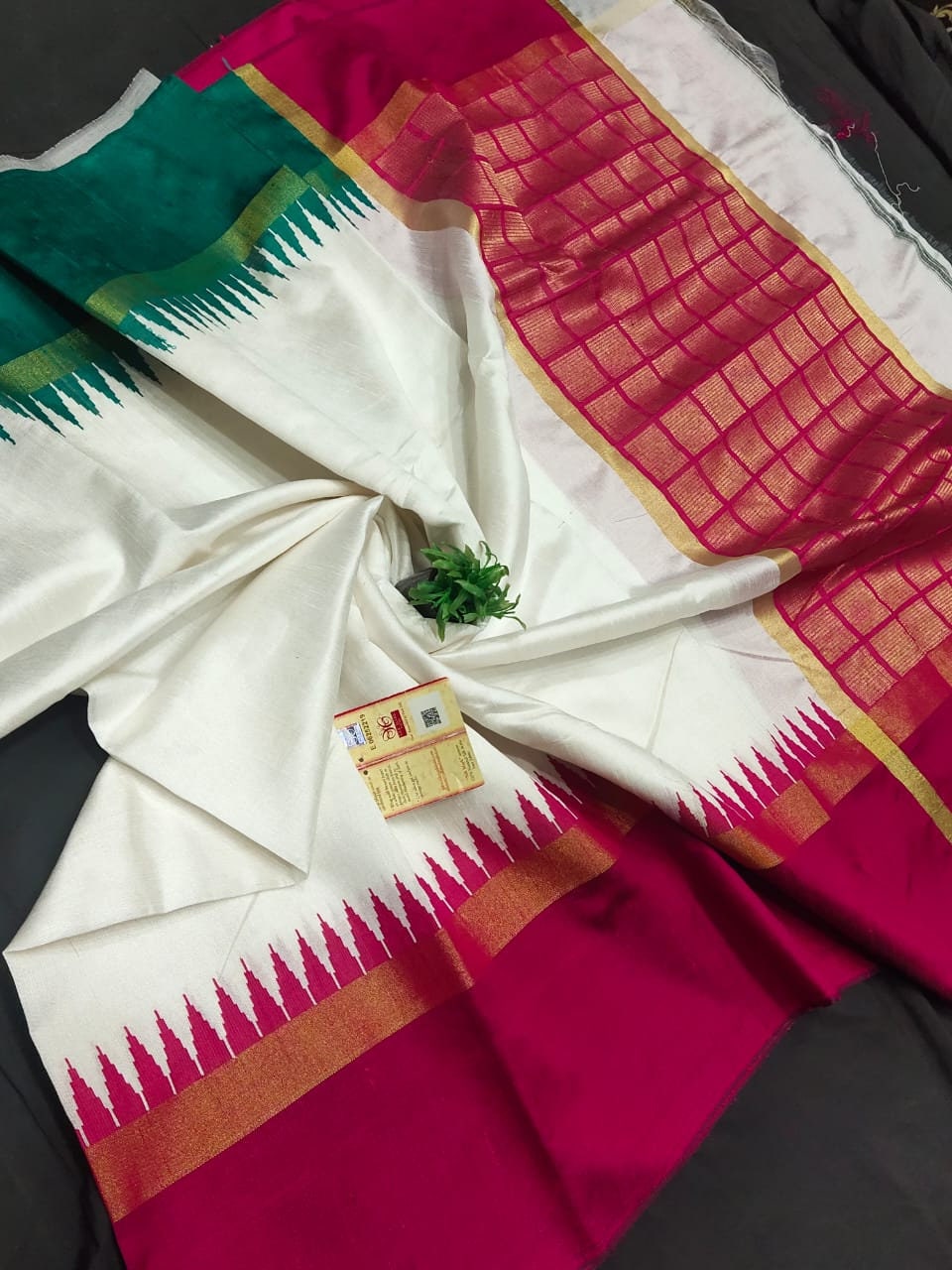 Raw silk weaving saree wit Temple whoven border