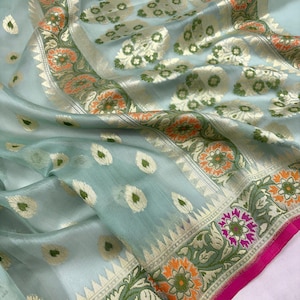 Sari de seda Banarasi verde salvia pastel: Organza Kora tejida a mano, trabajo Zari Tilfi Patola dorado