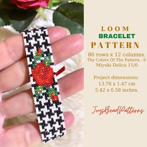 Puede incluir: Un patrón de brazalete de telar con un diseño de pata de gallo en blanco y negro con acentos florales rojos y verdes. El patrón está hecho con 8 colores de cuentas Miyuki Delica 11/0. El brazalete mide 5,42 pulgadas por 0,58 pulgadas.