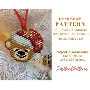 Könnte beinhalten: Ein Weihnachtsbaumschmuck aus Perlen, der einen braunen Bären zeigt, der einen roten Weihnachtsmann-Hut trägt. Der Anhänger ist aus Miyuki Delica-Perlen gefertigt und misst 4,64 cm x 3,93 cm. Das Muster ist für Ziegel-Stich und verwendet 10 Farben.