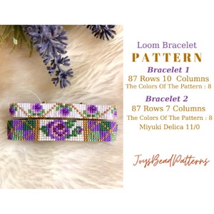 Könnte beinhalten: Zwei Web-Armbänder mit Blumenmustern. Das obere Armband ist weiß mit lila Blumen und goldenen Akzenten. Das untere Armband ist weiß mit grünen und lila Blumen und goldenen Akzenten. Der Text "Loom Bracelet PATTERN" befindet sich oben im Bild. Der Text "Bracelet 1 87 Rows 10 Columns The Colors Of The Pattern: 8" befindet sich unter dem Titel. Der Text "Bracelet 2 87 Rows 7 Columns The Colors Of The Pattern: 8 Miyuki Delica 11/0" befindet sich unter der Beschreibung des ersten Armbands. Der Text "Joys Bead Patterns" befindet sich unten im Bild.