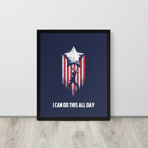 Puede incluir: Impresión artística enmarcada con un diseño gráfico de una silueta de superhéroe sosteniendo un escudo, sobre un diseño de estrella y rayas desgastadas en rojo, blanco y azul. El texto "I CAN DO THIS ALL DAY" está impreso debajo sobre un fondo azul marino.