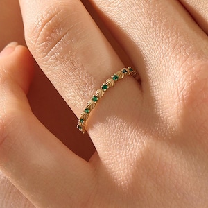 Emerald Eternity Ring, 14K Solid Gold Emerald Ring for Women, Dainty Seashell Stackable Band, Green Gemstone Wedding Ring, Gift for Her
