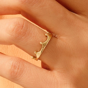 14k Solid Gold Crown Band Ring – Dainty Princess Wedding Band for Women, Victorian Vintage Stacking Ring, Minimalist Handmade Jewelry Gift