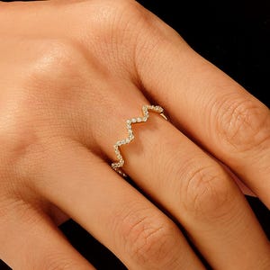 Wedding Band 14K Solid Gold | Diamond ZigZag Ring | Minimalist Wavy Stacking Band | Dainty Geometric Jewelry | Unique Chevron Style Ring Bild 1