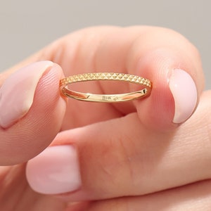 14k Solid Gold dünner Ehering, 1,5 mm zierlicher dünner strukturierter Ring für Frauen, minimalistischer gerader Stapelring, eleganter Schmuck für jeden Tag