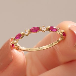 Anel de rubi de ouro maciço 14k, anel de empilhamento delicado, anel de rubi marquise, anel empilhável exclusivo, anel de meia eternidade, presente para mulheres