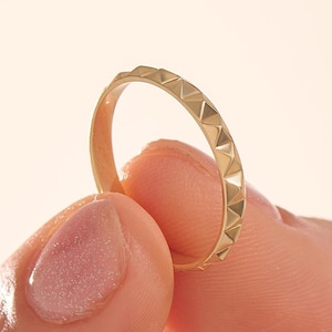 14k Solid Gold Wedding Band / Pyramid Gold Ring / Modern Gold Band for Women / Dainty Stacking Ring / Minimalist Wedding Ring -Gift for Wife