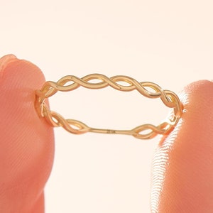 Anello intrecciato imperdibile, anello impilabile in oro massiccio, anello intrecciato in oro 14k, anello minimalista, anello in oro delicato, regalo per lei