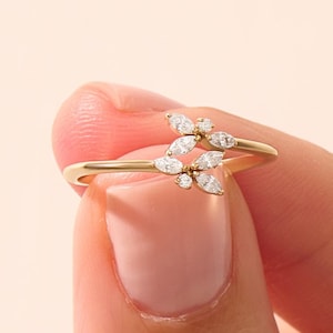 Solid Gold Leaf Engagement Ring, Floral Ring in Gold, Womens Flower Ring, Dainty Gold Ring, Minimalist Ring, Nature Ring, Gift for Her