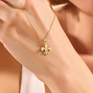 Colar com pingente de flor de lis de ouro 14k, pingente de bandeira de ouro maciço e lírio de espada, colares delicados para o dia a dia para mulheres, pequeno pingente de flor de lis