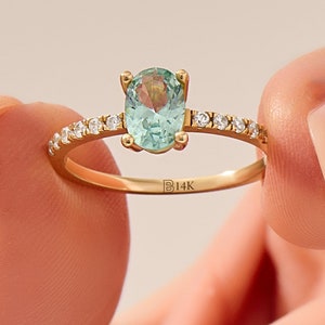 Mint Blauer Turmalin Verlobungsring - 14k Massivgold Oval Lab Edelstein Solitär mit CZ Akzenten, Zierlicher Ring für Frauen, handgemachtes Geschenk