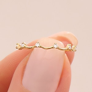 Anello a corona in oro massiccio 14 carati, delicata fede nuziale curva, anello minimalista impilabile in oro, fascia sagomata ultra sottile per donna