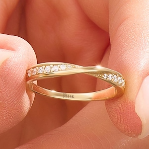 Anillo de bodas trenzado de oro macizo de 14 k • Banda trenzada de media eternidad con circonitas cúbicas para mujer • Anillo de oro delicado y apilable • Regalo de joyería minimalista