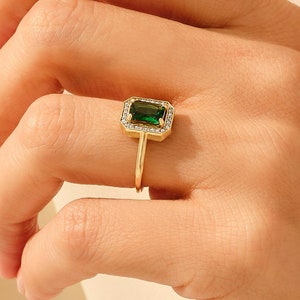 14k Solid Gold Baguette Emerald Solitaire Ring for Women, Green Gemstone Halo Ring, Vintage Inspired Fine Jewelry Gift for Her Statement