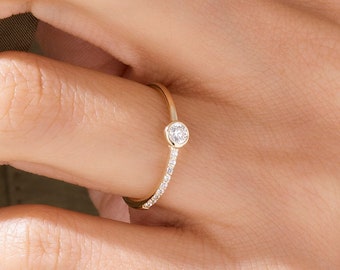 14k Gold Einfacher Solitärring, Solid Gold Basic Verlobungsring für Frauen, Eine Seite Pave Cz Ring, Versprechen Ringe für Sie, Handgemachter Ring