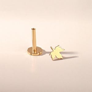 Piercing a perno con foglia di sicomoro, orecchino a foglia d'acero in oro massiccio 14k, orecchino autunnale da donna, orecchino ispirato alla natura, orecchino minimalista a elica